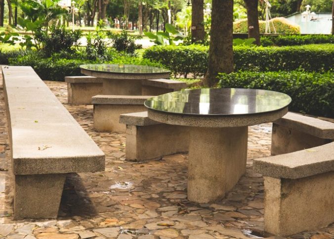 Mesa e banco de concreto para jardim